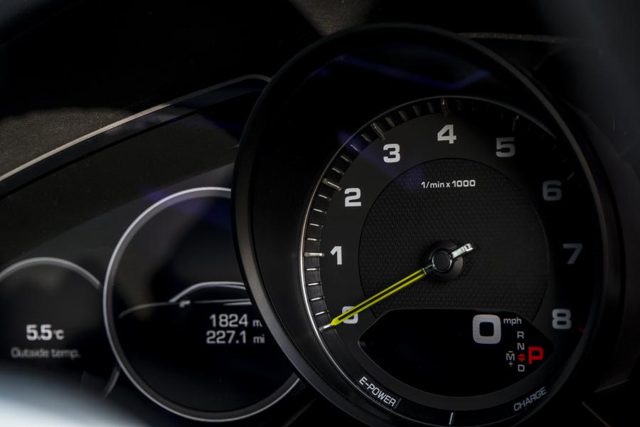 Панель приборов Porsche Cayenne E-Hybrid Coupe 2019 года  (UK) (фото 7 из 33)